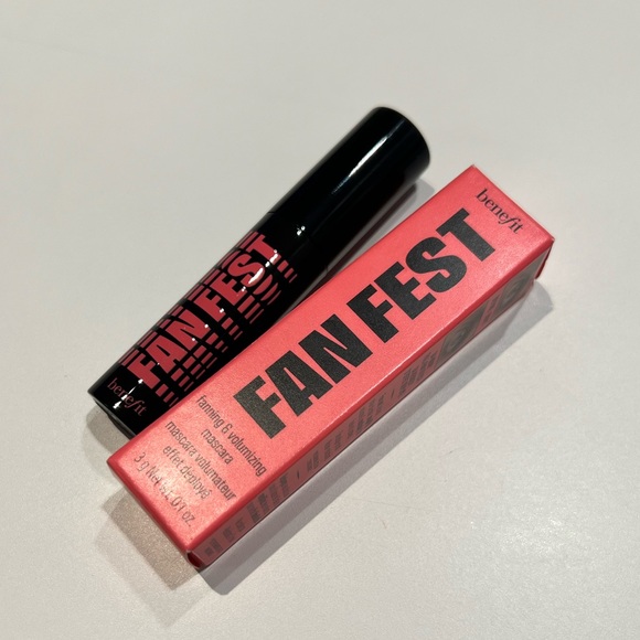 benefit - Mini Fan Fest Fanning and Volumizing Mascara - Hyper Black - Picture 2 of 4